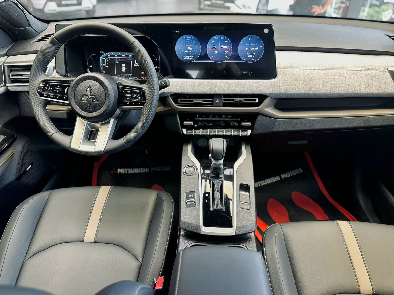 Màn hình giải trí cảm ứng 12.3 inch hỗ trợ Apple CarPlay và Android Auto.